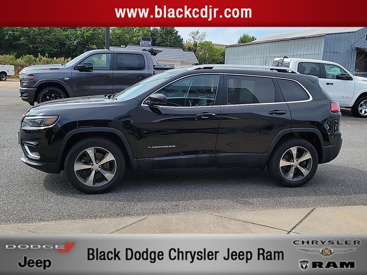 2019 Jeep Cherokee Limited 4x4 in Diamond Black Crystal Pearlcoat — front three-quarter view