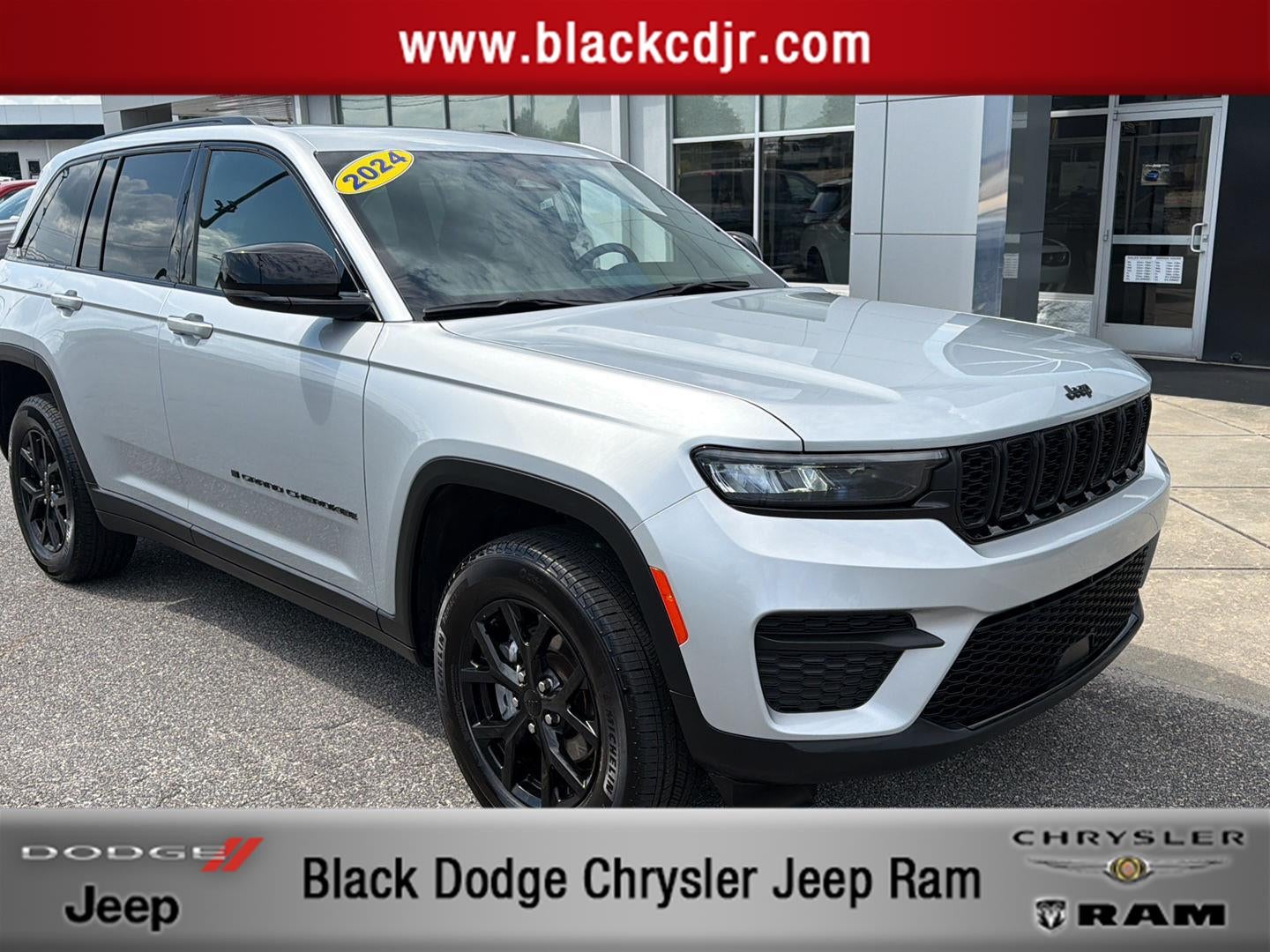 2024 Jeep Grand Cherokee Altitude X 4x4 in Silver Zynith — front three-quarter view
