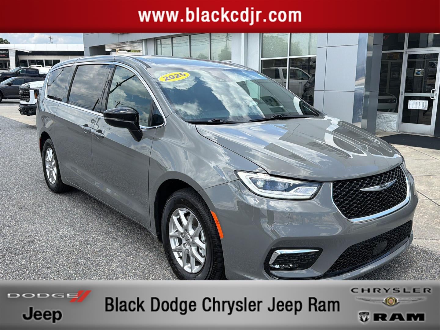 2025 Chrysler Pacifica Select in Ceramic Gray Clearcoat — front three-quarter view