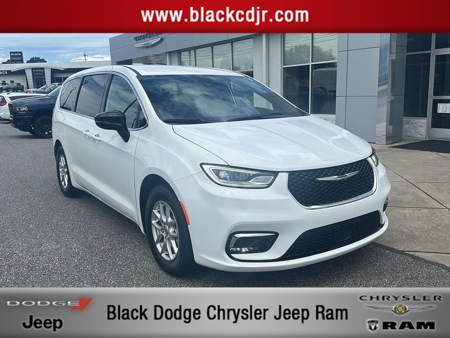 2025 Chrysler Pacifica Select in Bright White Clearcoat — front three-quarter view
